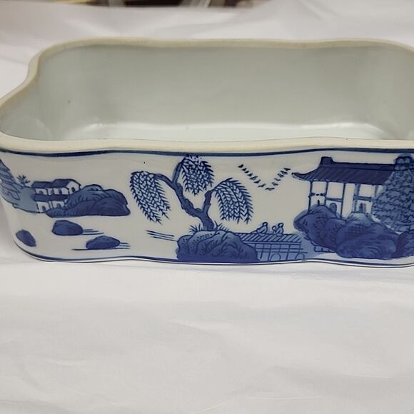 Chinoiserie Vintage Lidded Box with Traditional Chinese Water Landscape - Picture 6 of 10